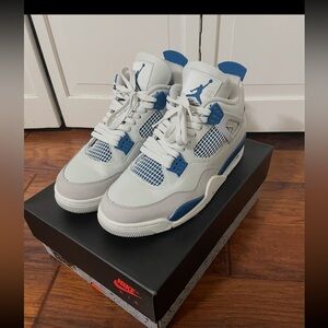 Nike Air Jordan 4 in Gray and Blue